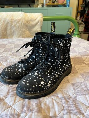 Dr. Martens Black Star Print Kids Lace-Up Boots